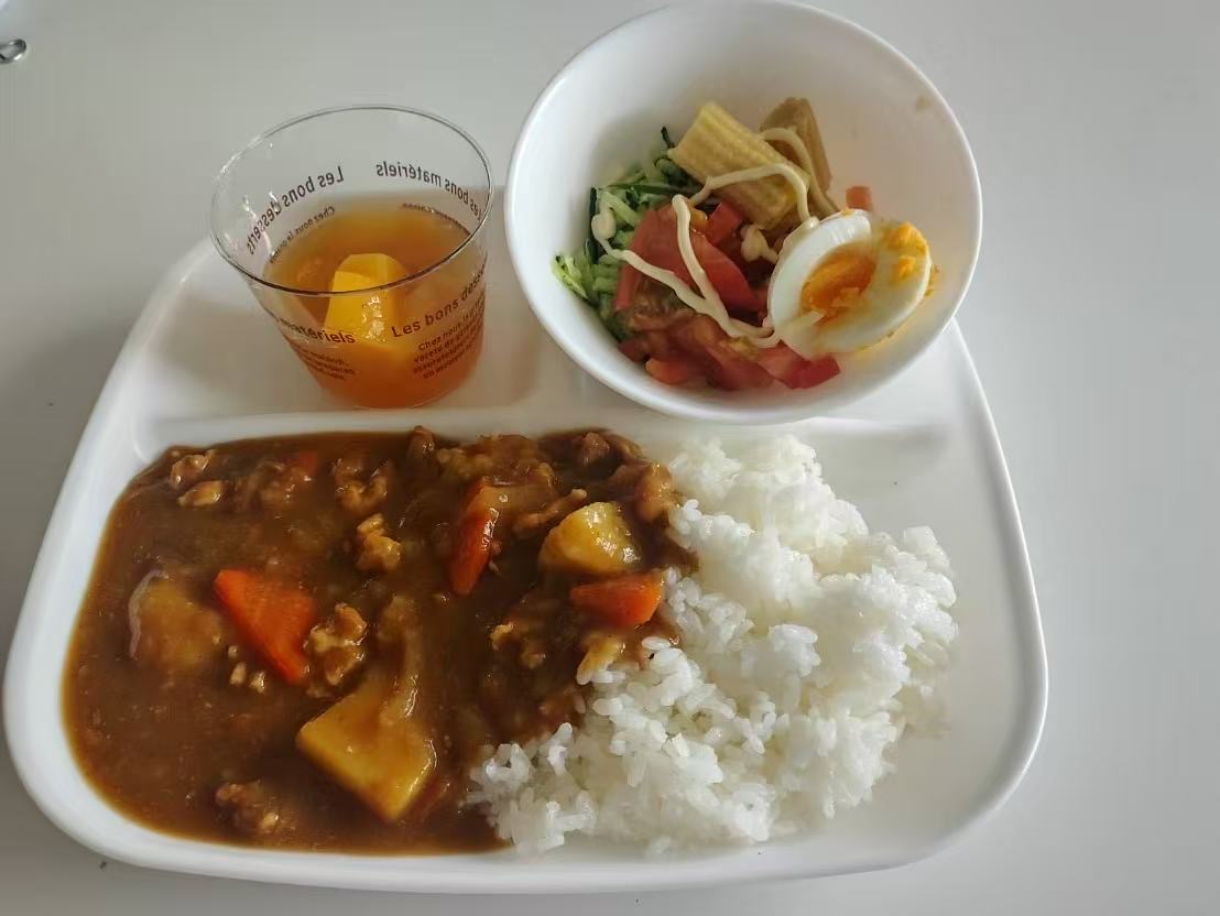 カレーライスとサラダのリクエストメニュー