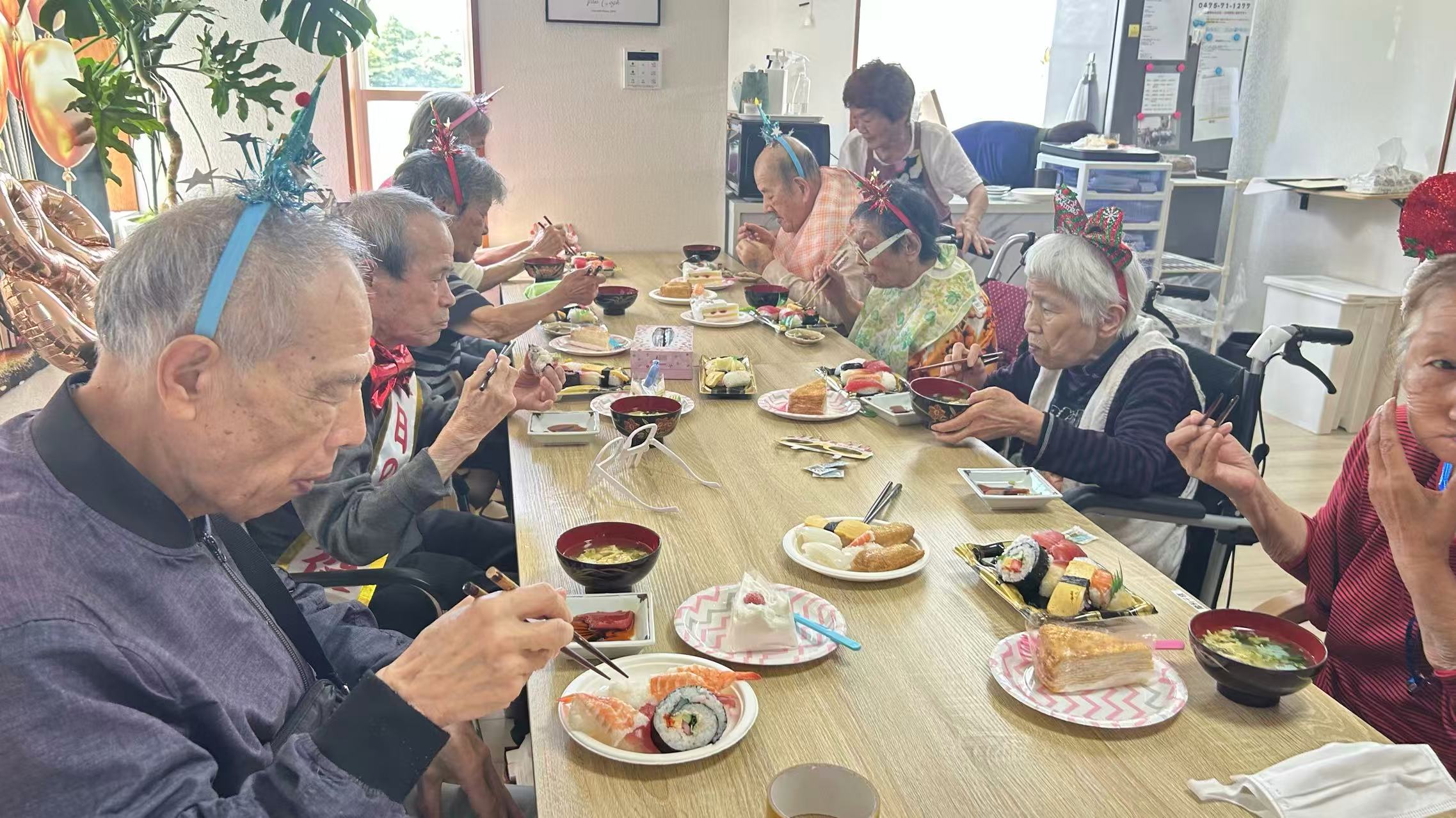 皆さまでお誕生日をお祝いしている様子