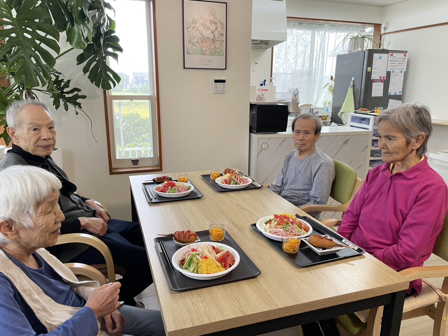 食事を囲んでいる様子